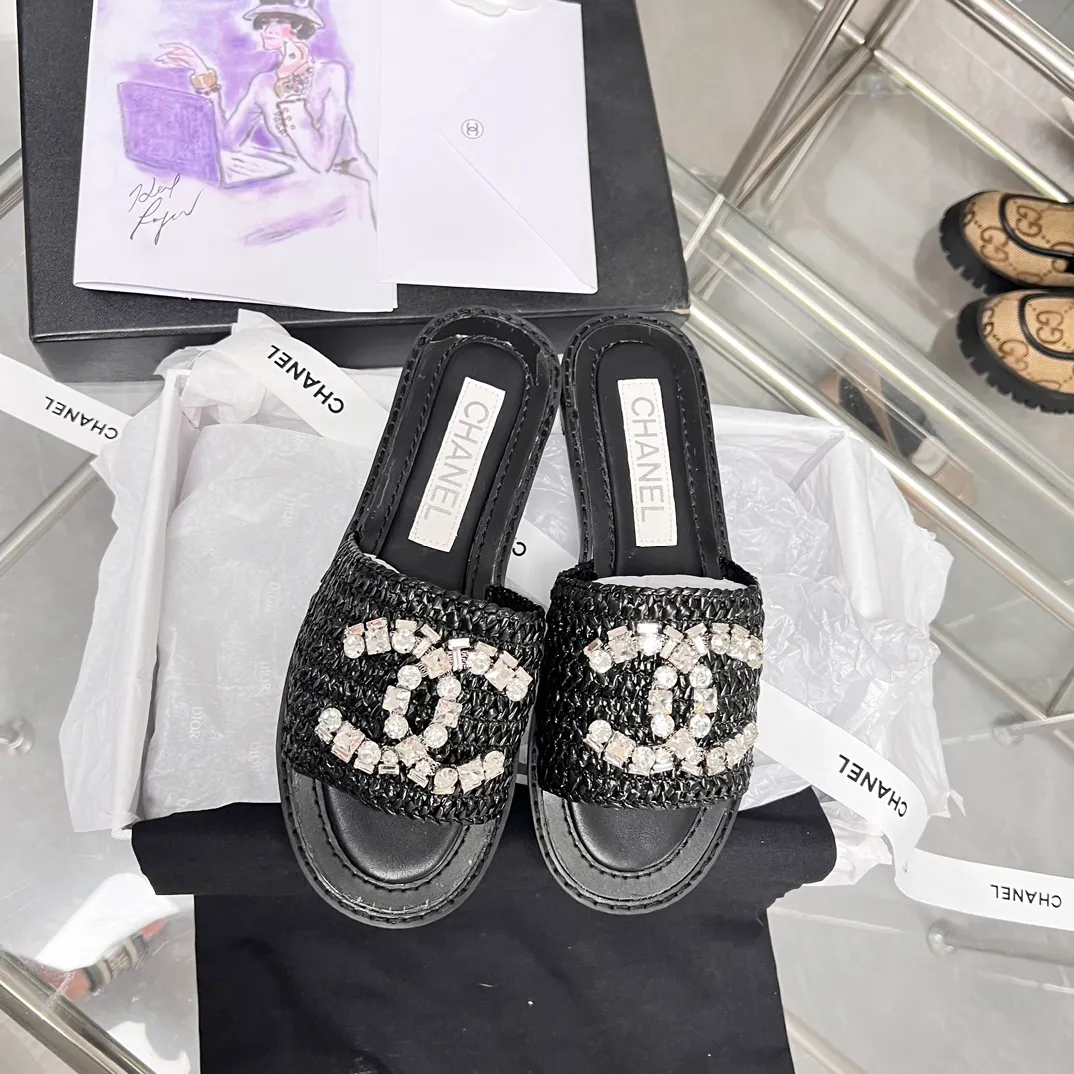 👟👟Ex-factory price 480👟👟 CHANEL woven handmade slippers are currently the most difficult slippers to make. They are all handmade. The diamonds are artificially put on one by one. Imported pure natural dense weaving! Super heavy duty! The quality is much better than the ones on the market, so it is not easily deformed and has a certain degree of flexibility to the touch, not that hard! It doesn’t feel stuffy when you wear it, and the breathability effect is really good! Size: 35-40. Genuine leather outsole. This product is relatively rare. Don’t hesitate to get it. I don’t know how many months it will last. Maybe it will be gone all of a sudden. This kind of shoes can’t be made for long. It’s too troublesome.
